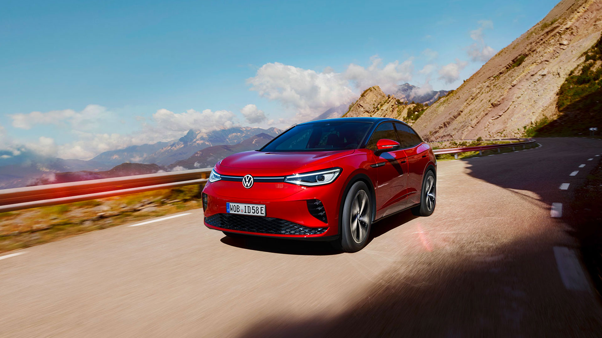 Volkswagen ID.5 GTX roulant sur une route sinueuse.