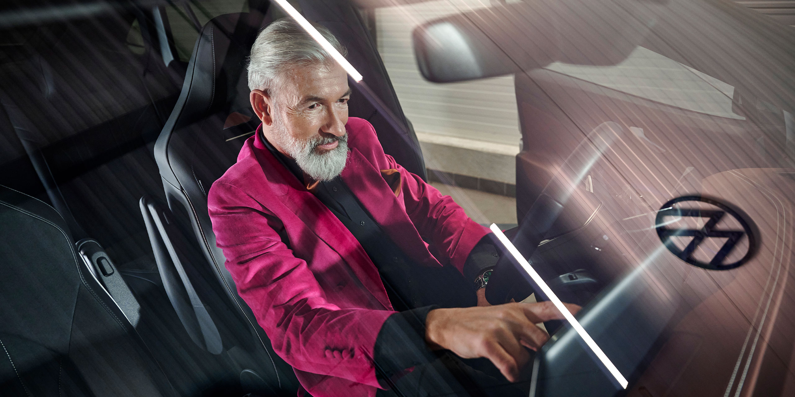 Assis dans son véhicule VW ID., un homme s’informe sur les mises à jour du logiciel